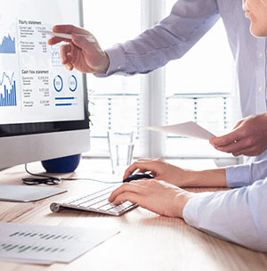 people-viewing-data-dashboard big data analytics consulting on desktop dashboard